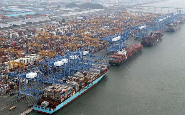 Varios barcos cargados de contenedores están atracados en el puerto de Busan, Corea del Sur.