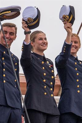 La Princesa de Asturias, Leonor, saluda junto a sus compañeros guardiamarinas momentos antes de zarpar este sábado desde el muelle del puerto de Cádiz en el buque escuela de la Armada española Juan Sebastián de Elcano para iniciar la travesía del 97 crucero de instrucción.