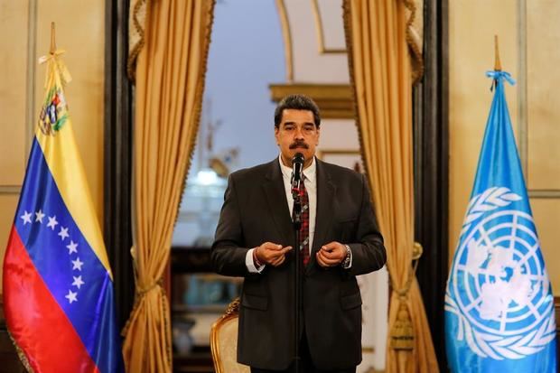 Fotografía cedida este jueves por Prensa Miraflores donde aparece el presidente de Venezuela, Nicolás Maduro, durante una reunión con Peter Grohmann, coordinador residente del sistema de las Naciones Unidas en Venezuela, hoy, en Caracas, Venezuela.