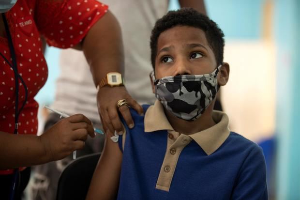 Un niño recibe una dosis de la vacuna Sinovac contra la covid-19, en una escuela del barrio Capotillo, hoy en Santo Domingo, República Dominicana.