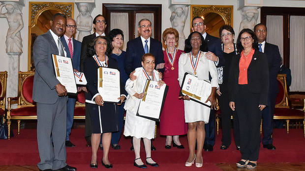Danilo Medina entrega Medalla a la Excelencia Magisterial a cuatro maestras y dos centros educativos.