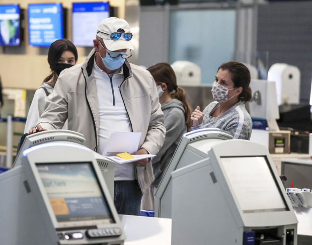 Vista de viajeros realizando el chequeo en el Aeropuerto Internacional O'Hare de Chicago antes de viajar.