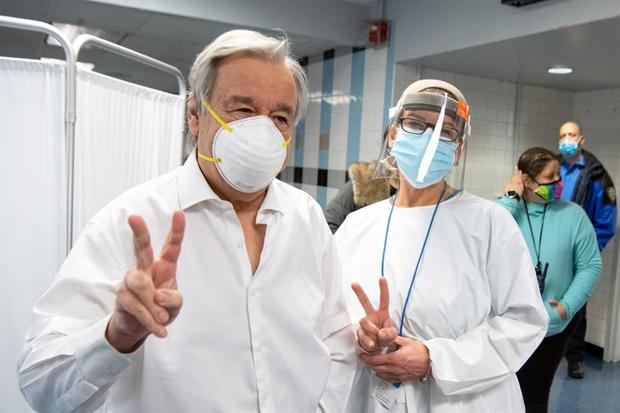 Fotografía cedida por la ONU donde aparece su secretario general, António Guterres, mientras saluda a su llegada para recibir la vacuna contra la covid-19 este jueves en la escuela secundaria Adlai Stevenson, en el barrio del Bronx, en Nueva York, EE.UU.
