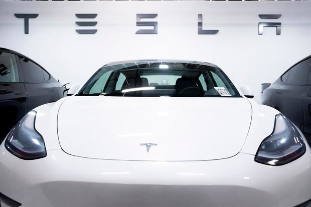 Un auto Tesla Model 3, en una fotografía de archivo.