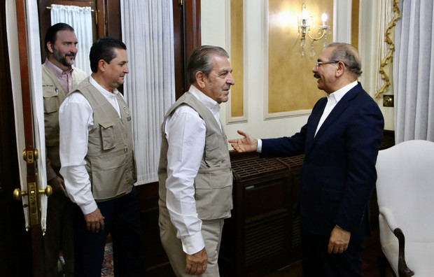 Presidente Danilo Medina recibe en Palacio Nacional a misión observadores electorales OEA.