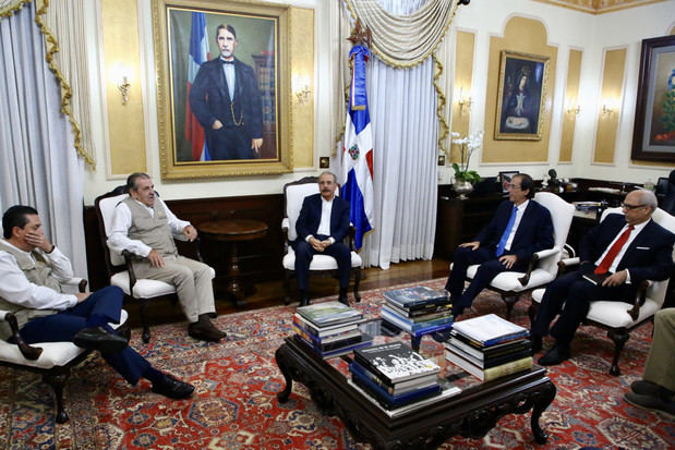Presidente Danilo Medina recibe en Palacio Nacional a misión observadores electorales OEA