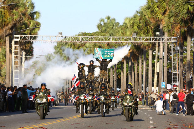 Desfile militar encabezado por el presidente Danilo Medina con motivo de la celebración del 176 aniversario de la Independencia Nacional, en el Malecón de Santo Domingo.
