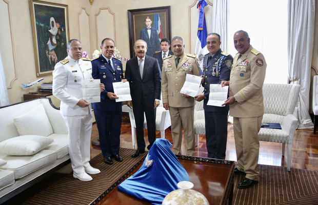 Altos mandos entregan al presidente Danilo Medina cartas de encomio en reconocimiento a las instituciones por buen desempeño desfile militar.
