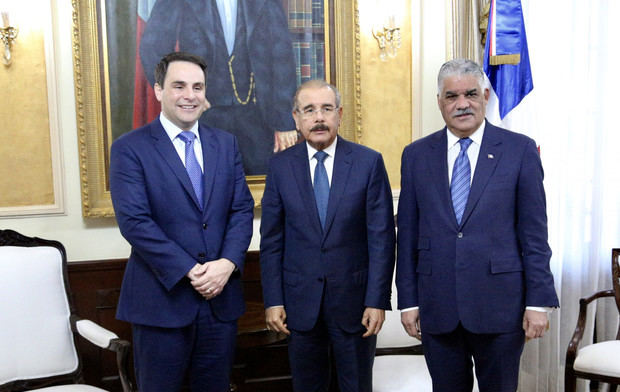 Presidente Danilo Medina durante visita del embajador estadounidense ante la Organización de los Estados Americanos (OEA), Carlos Trujillo, junto al canciller Miguel Vargas, en su despacho del Palacio Nacional.