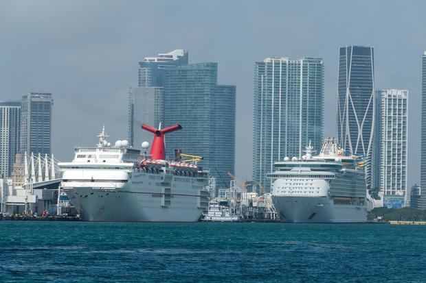 Vista de dos cruceros atracados en la Bahía de Miami, Florida.