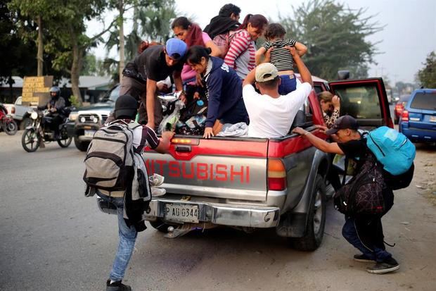 Un grupo de migrantes hondureños emprende una caravana rumbo a EE.UU. desde la ciudad de San Pedro Sula (Honduras).