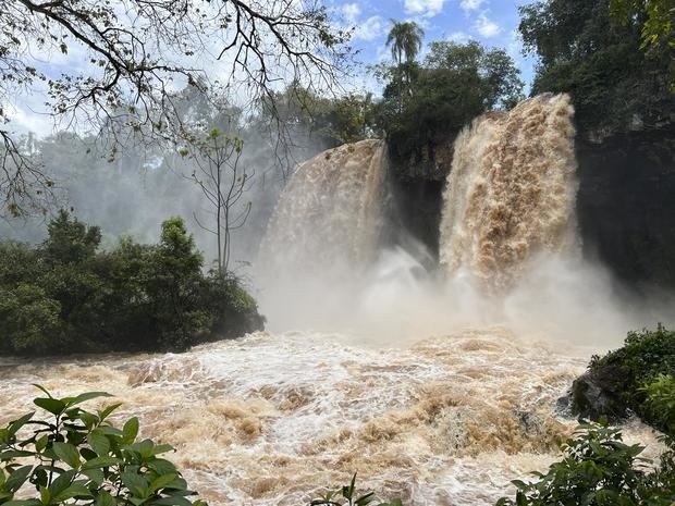 Fotografía cedida por Parques Nacionales de Argentina, en donde se observa hoy, el aumento del caudal de las Cataratas del Iguazú, Argentina.