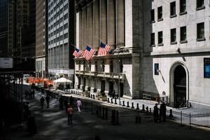 Wall Street se endereza y cierra la semana animado por la recuperación