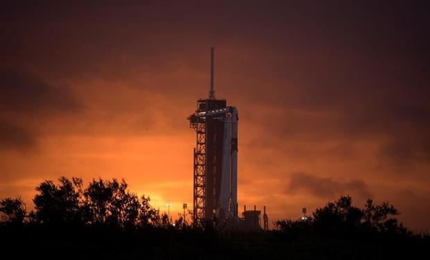 Una foto distribuida por la NASA muestra un cohete SpaceX Falcon 9 con la nave espacial Crew Dragon de la compañía a bordo sentada en la plataforma de lanzamiento en el Launch Complex 39A mientras continúan los preparativos para la misión Demo-2, en el Centro Espacial Kennedy de la NASA en Florida, EE. UU.