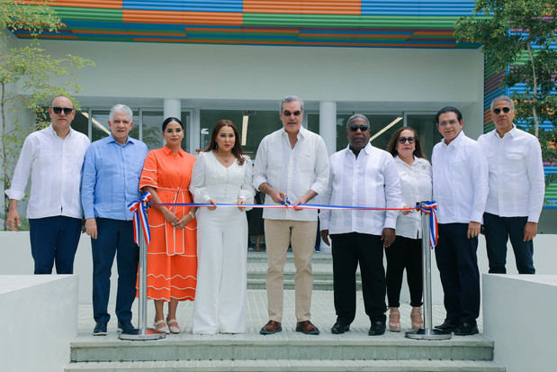 Presidente Luis Abinader inaugura el primer Centro de Desarrollo Integral para la Mujer del país.