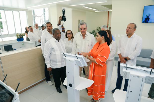 Abinader inaugura primer Centro de Desarrollo Integral para la Mujer