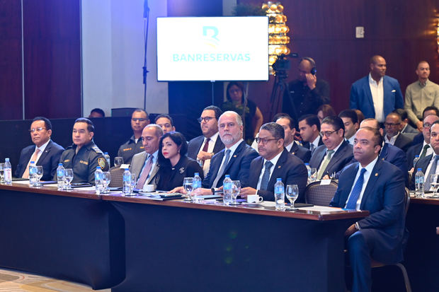 Yeni Berenice Reynoso, Heiromy
Castro; el ministro de la Presidencia, Joel Santos, y el
administrador general de Banreservas, Samuel Pereyra.