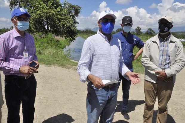 El director ejecutivo del INDRHI, Olmedo Caba Romano, ofrece declaraciones en uno de los puntos del recorrido por los sistemas de riego en el valle de San Juan.
