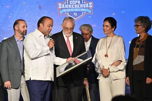 Samuel Pereyra, presidente ejecutivo de Banreservas, entrega un
reconocimiento a María Amalia y Lidia León, hijas de don José León
Asensio.