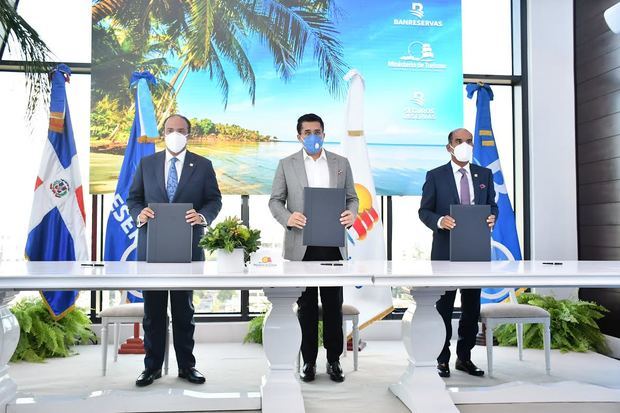 Samuel Pereyra, David Collado y Victor Rojas firman acuerdo como parte del plan de recuperación del turismo responsable ante el Covid-19.
