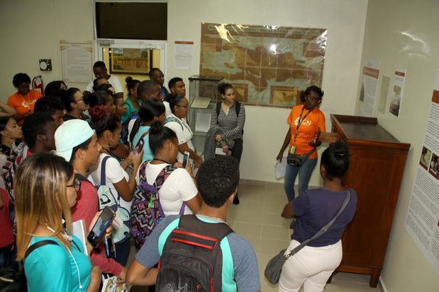 Estudiantes en visita guiada en la 6ta. Feria del Libro de Historia Dominicana.