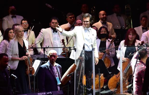 El director de la Orquesta Filarmónica del Desierto de Coahuila Marco Natanael Espinosa (c), durante la inauguración del 49 Festival Internacional Cervantino hoy, en el estado de Guanajuato, México.