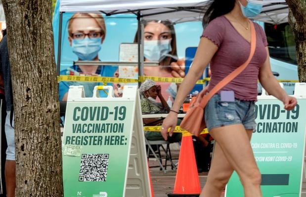 El Departamento de Salud de Florida señaló el viernes en su informe semanal que el 68 % de los floridanos elegibles para la inmunización (los mayores de 12 años) han recibido al menos una dosis de la vacuna contra la covid-19.