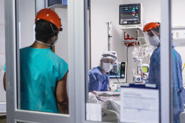 Médicos y enfermeros trabajan en una Unidad de Cuidados Intensivos con pacientes de covid-19, en una fotografía de archivo.
