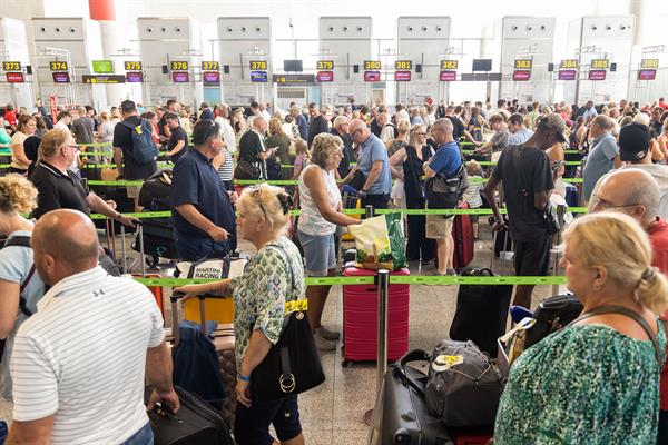 Numerosas personas hacen cola en la zona de facturación de la T-3 del Aeropuerto de Málaga tras la incidencia global de Microsoft que ha afectado a numerosas empresas en todo el mundo.