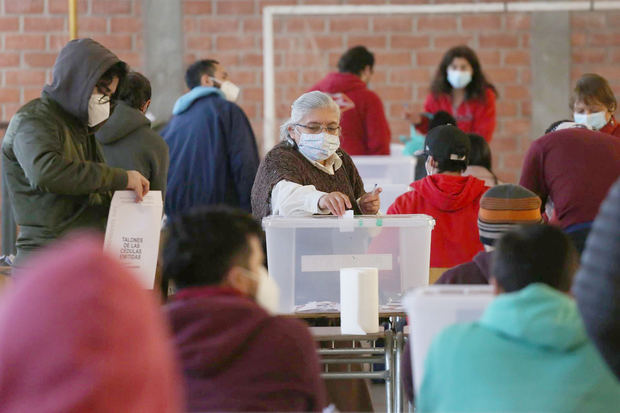 Personas votan en las primarias presidenciales hoy, en Santiago de Chile, Chile.