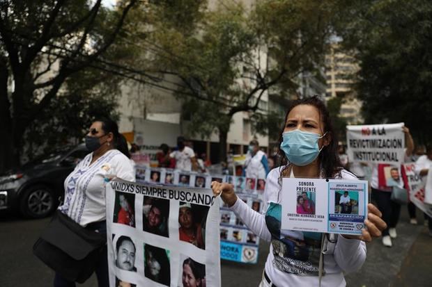 Un grupo de mujeres protestan hoy, para exigir justicia por la desaparición de sus familiares, en Ciudad de México, México.