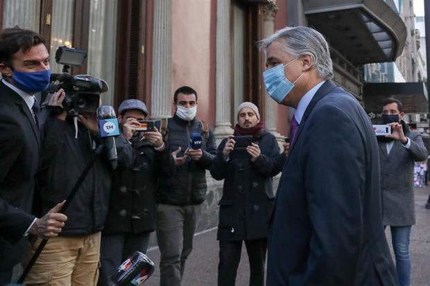 El canciller de Uruguay, Francisco Bustillo, fue registrado este lunes al atender a la prensa, frente a la sede del Ministerio de Relaciones Exteriores, en Montevideo (Uruguay).