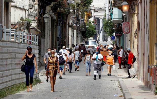 Varias personas con tapabocas caminan por una calle hoy, en La Habana (Cuba). Cuba notificó hoy 8.607 nuevos casos de covid-19 y 68 fallecidos, para un acumulado de 366.985 contagios y 2.628 muertes desde la confirmación del primer enfermo, en marzo de 2020, informó el Ministerio de Salud Pública, Minsap.