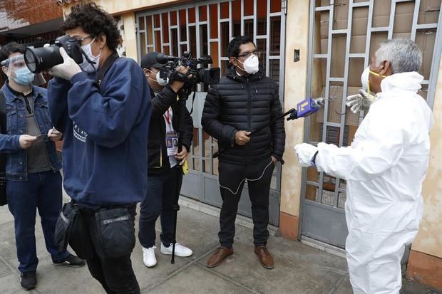 Periodistas trabajan cubriendo la pandemia de coronavirus, este miércoles en las calles de Lima, Perú.