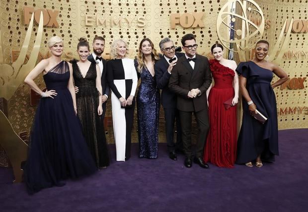 Miembros del reparto de la serie 'Schitt's Creek' fueron registrados este domingo a su llegada a la ceremonia 71 de los Premios Emmy, en Los Ángeles, California.