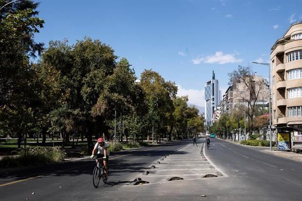 Un hombre pasea en bicicleta por el centro de Santiago, Chile.
