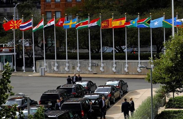 Fotografía de archivo que muestra las banderas de varios países ondeando durante el primer día de la reunión de alto nivel en la sede de las Naciones Unidas en Nueva York.