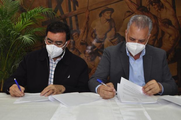 El director ejecutivo del INDRHI, Olmedo Caba Romano, y el administrador de EGEHID, Rafael Salazar, durante la firma del acuerdo de pago.
