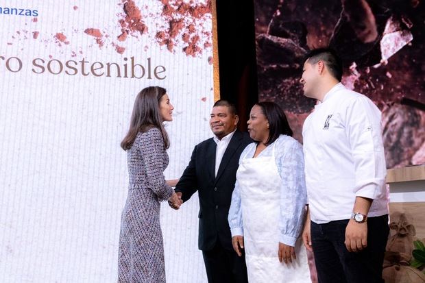 Su Majestad la Reina Letizia saluda a Marlon Ferreira, Ana Rodríguez y Constantino Blandford