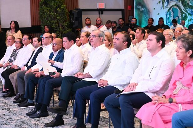 Parte de los asistentes a la presentación del proyecto Punta Bergantín a
inversionistas del sector hotelero, actividad encabezada por el presidente Luis
Abinader.