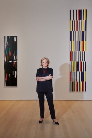 Patricia Phelps de Cisneros fotografiada con obras de Alejandro Otero en la exposición Sur moderno: JourneysofAbstraction—The Patricia Phelps de Cisneros Gift, TheMuseumof Modern Art (21 de octubre de 2019 – 14 de marzo de 2020). 