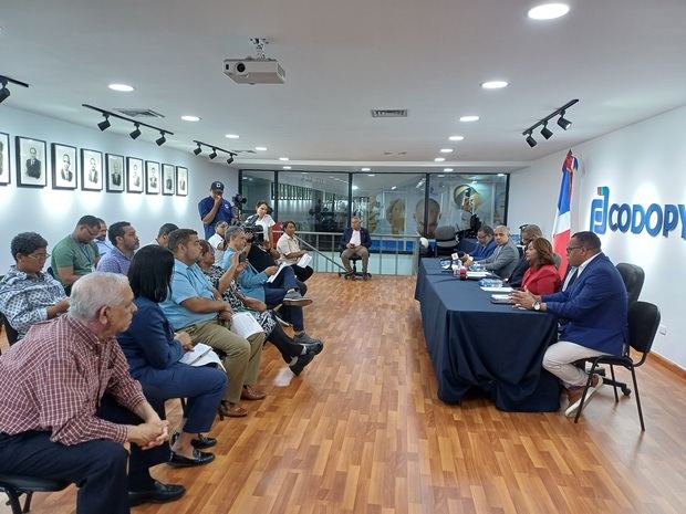 Medios asistentes a la rueda de prensa.