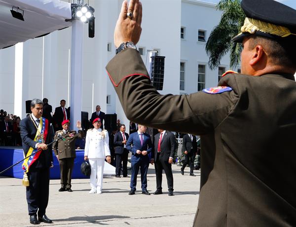 Fotografía cedida por el Palacio de Miraflores del líder chavista, Nicolás Maduro (i), durante un acto de Reconocimiento y Reafirmación de la Lealtad  este viernes, en Caracas (Venezuela). ayoritaria reivindica que Edmundo González Urrutia fue el ganador de los comicios de julio. 