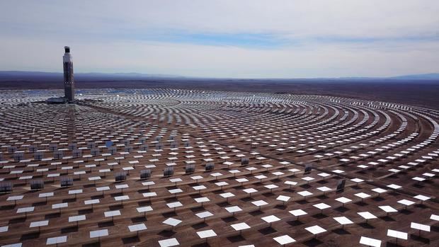 Doce de los nuevos programas apoyarán inversiones en energías renovables. En la imagen, vista general de la planta de energía solar Cerro Dominador en Chile.