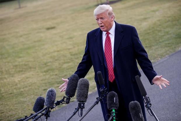 El presidente de los Estados Unidos, Donald J. Trump, responde a una pregunta de los medios de comunicación mientras camina para abordar el Marine One en el South Lawn de la Casa Blanca en Washington, DC, EE. UU.