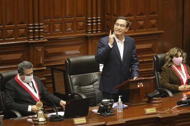 El presidente de Perú, Martín Vizcarra (c), en compañía del presidente del Congreso, Manuel Merino, declara ayer, viernes ante el pleno en Lima.