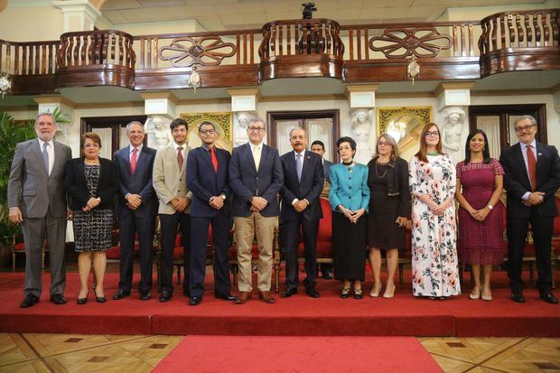 El presidente Danilo Medina junto a la señora María del Carmen Brusiloff Ugarte, Premio Nacional de Periodismo 2018, acompañada de sus familiares presentes en el acto de reconocimiento.