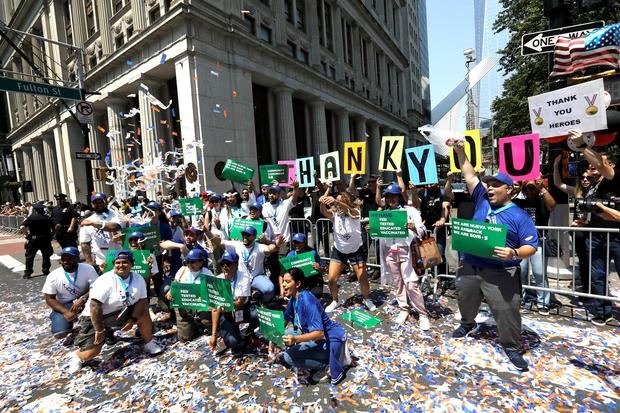Trabajadores del sector salud de la ciudad de Nueva York fueron registrados este miércoles, durante un desfile en homenaje a los servidores esenciales que contribuyeron a que la ciudad superara las etapas más duras de la actual pandemia, en Manhattan, NY, EE.UU.