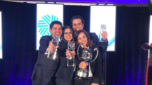 Equipo Ganador con el trofeo-William Veloz, Valentina Avellaneda, María Leonor Lara y José Juan Tejada