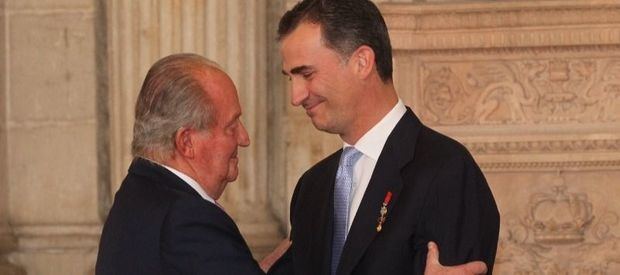 El Rey Juan Carlos ha trasladado a su hijo Felipe VI su intención de trasladarse 'en estos momentos' fuera de España..
